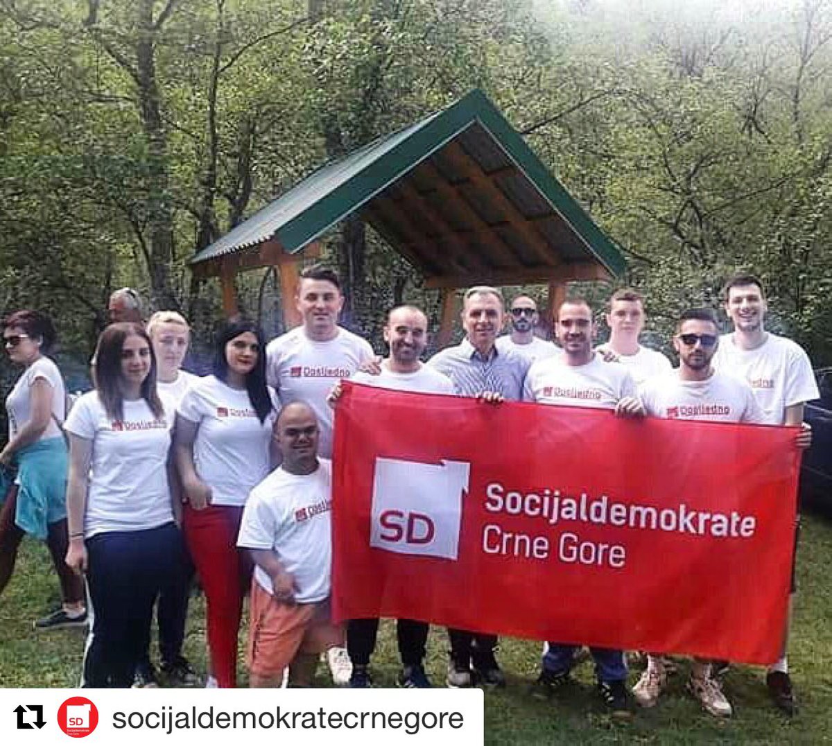 SD_CRNAGORA's tweet photo. #OSD #Pljevlja spojila je lijepo i korisno!
Oni su juče, u prisustvu člana predsjedništva SD-a dr Kenana Hrapovića i lokalnih funkcionera, organizovali čišćenje pljevaljskog izletišta Perova luka, a nakon toga i lijepo druženje! 🤗👏 #SDPV #SDCG https://t.co/Rgt01iToSW