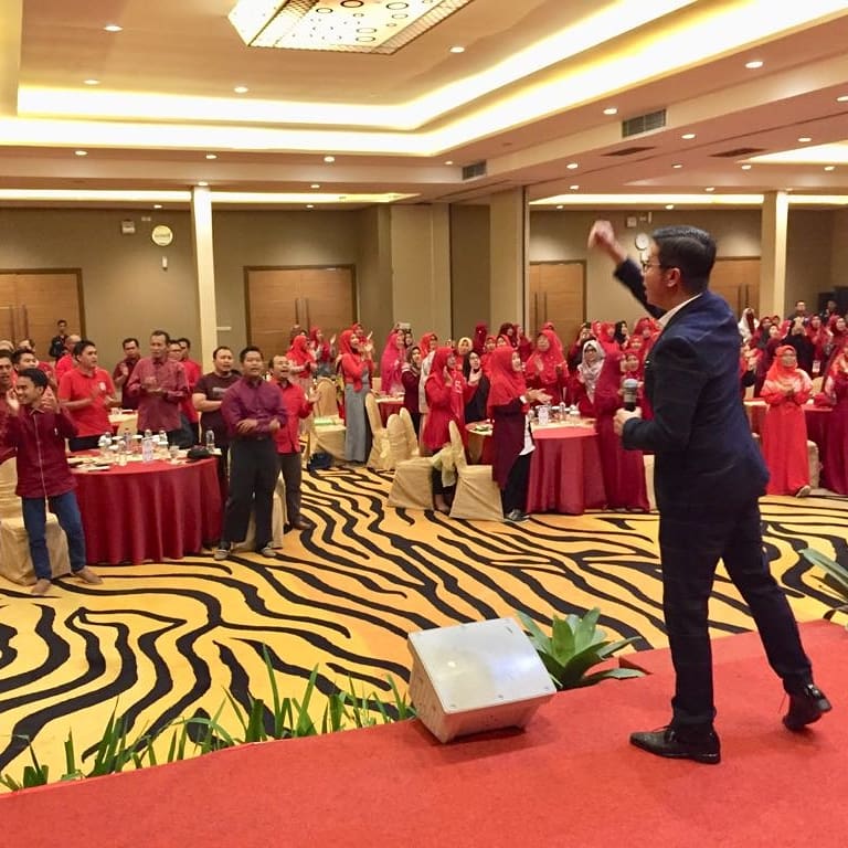 ipphoright's tweet photo. Lagi gathering di Bogor bareng mitra-mitra. Ceritanya liburan, hehehe... Zaman sekarang, sukses nggak bisa sendiri-sendiri. Mesti bareng-bareng. Hasilnya akan #LebihBesar dan mudah-mudahan lebih berkah... https://t.co/2BIODDx32g