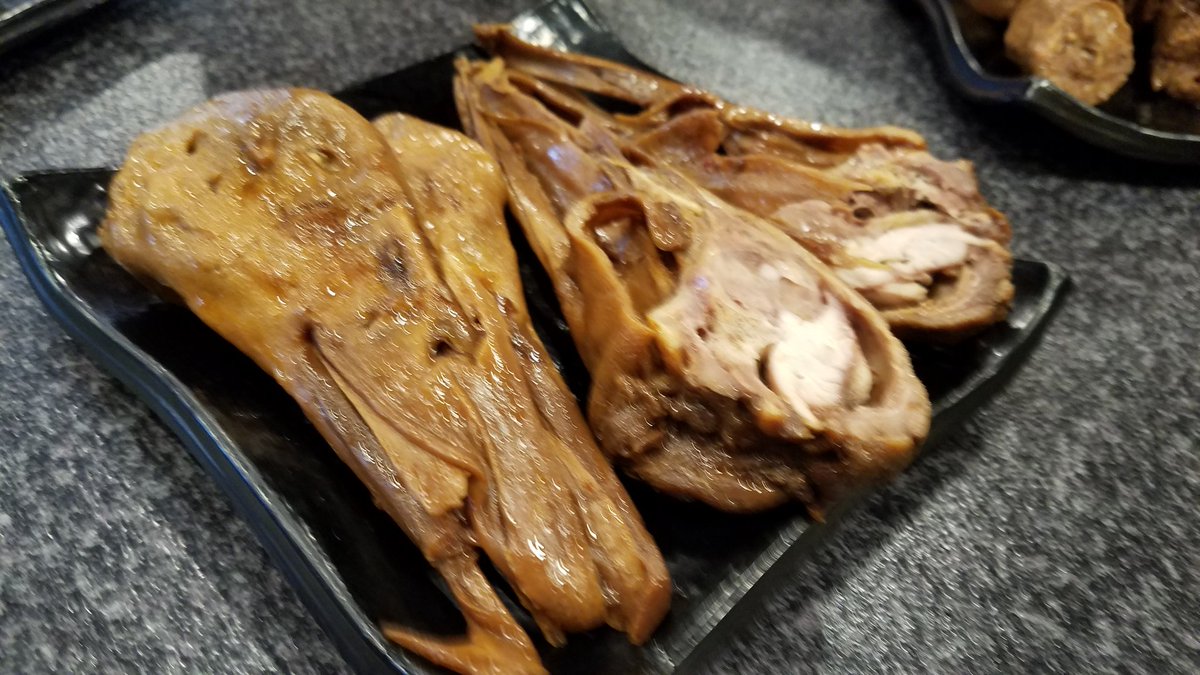 Potta 周黒鴨 西川口 鴨脖 アヒルの首肉 専門店です 中国で400店舗程展開している人気店がnkに進出してきました アヒルの首肉 アヒルの頭 一反木綿 手掴みむしゃぶりつくのが流儀 香辛料がガツンときいてかなり辛いです 日本人が蟹を食うような感覚なのかね