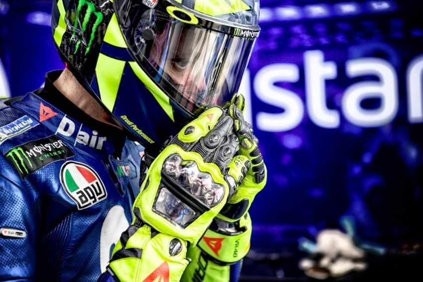 mundomotero's tweet photo. Valentino Rossi y su vuelta al mundo en #MotoGP. Otro récord más para el piloto italiano - https://t.co/50Lpws7U5m
#JerezGP - #SpanishGP #VR46WorldLap https://t.co/85kSvkyM3u