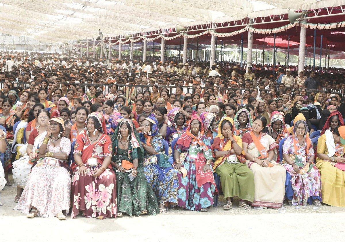 narendramodi's tweet photo. Have a look at these images from the rally in Kalaburagi. @BJP4Karnataka is blessed to have the support of people across various age groups and from all sections of society. https://t.co/1xHl924tbA