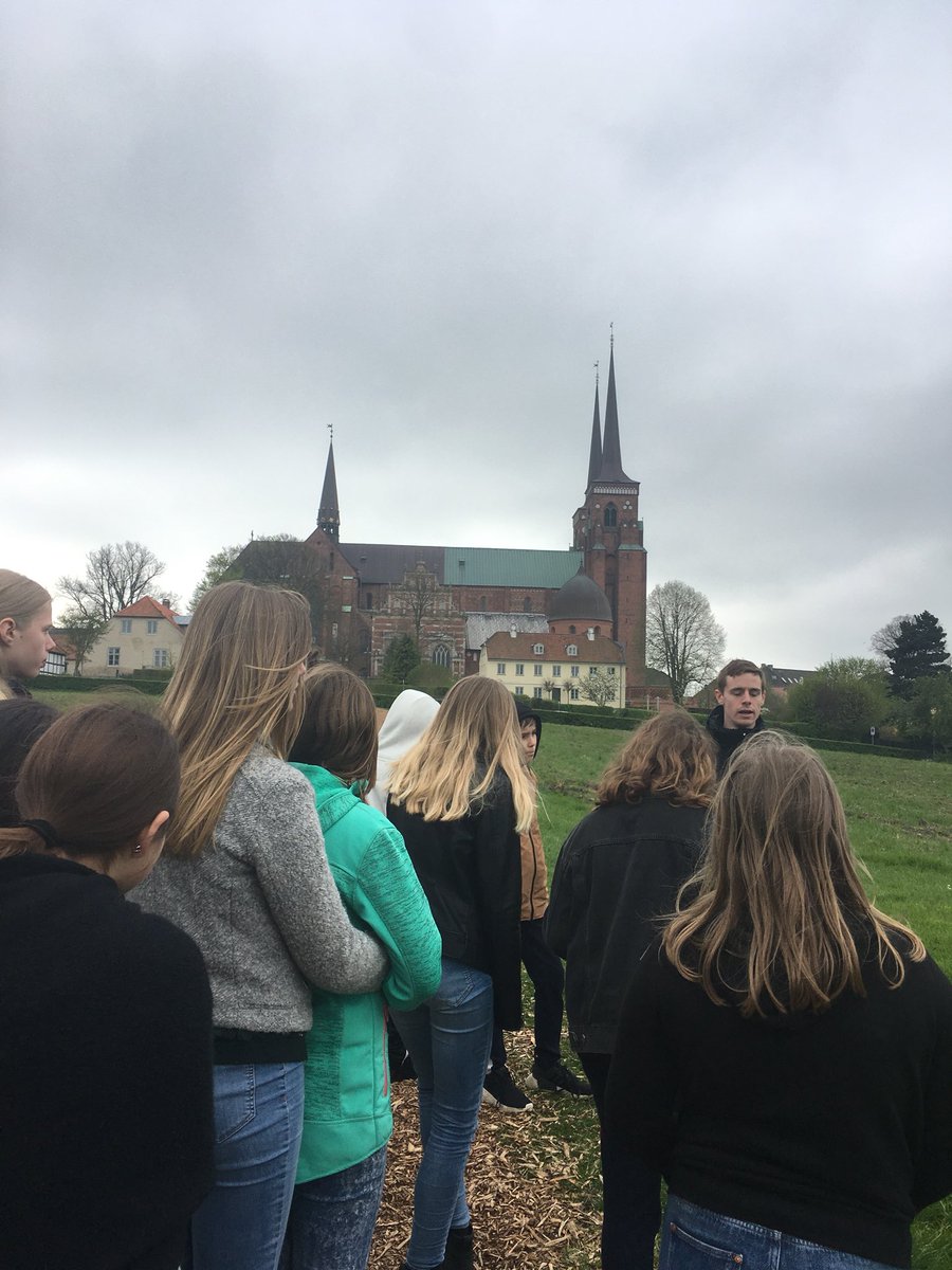 KjHelene's tweet photo. Byvandring i middelalderens fodspor med 6. Klasse #trekronerskolen #roskildemuseum  @VisitRoskilde https://t.co/XjVO63jZTY