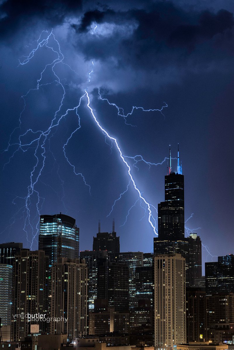 barrybutler9's tweet photo. On this day in 1973, construction of Sears Tower was completed and it became the world's tallest building. #chicago #news #history #lightning https://t.co/kYd3UVcYhX