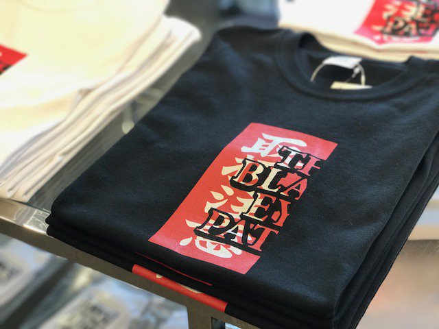 バーニーズ ニューヨーク A Twitter 新世代の東京ストリートを体現する ブラックアイパッチ が新宿店に登場 限定tシャツやキャップ ソックスなどもご用意 ブラックアイパッチ ではおなじみの 取扱注意 ロゴが配されたtシャツも数が少なくなってきています お