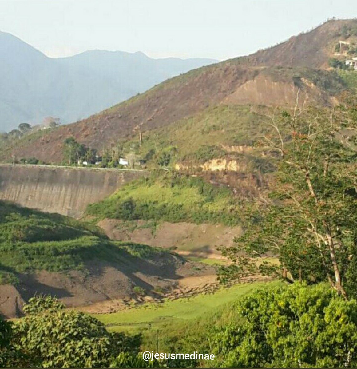 jesusmedinae's tweet photo. ¡Atención! Verificamos el embalse "la Pereza en Mariche y constatamos que después de 42 años de funcionamientos ininterrumpido sirviendo agua potable a más de 200 mil vecinos del municipio Sucre, del Edo Miranda. Así dejó secar Hidrocapital y el regimen de Maduro.. https://t.co/FOYb84BboB