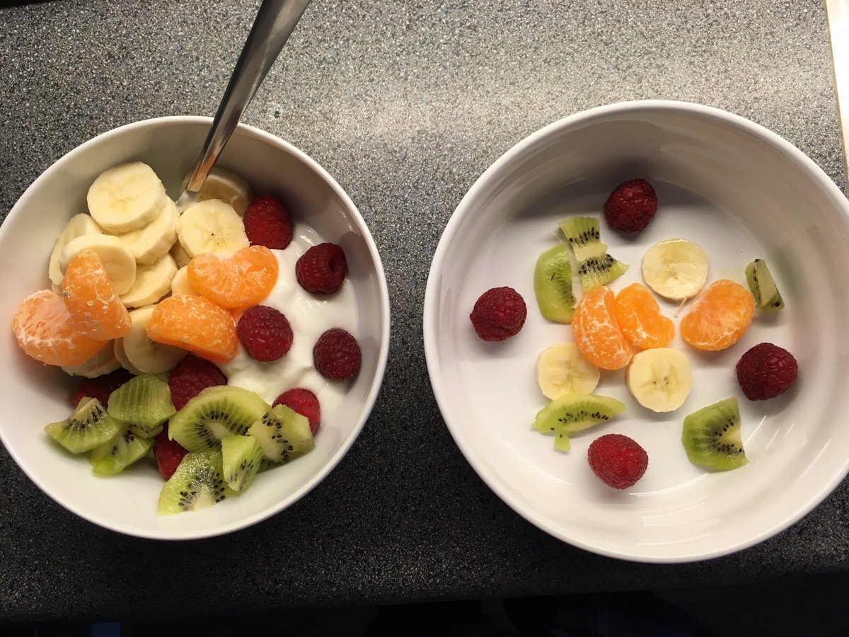 Lunchtijd samen met de hond 
#beterverwenddanverwaarloosd #hondenleven #vitamine #zomer #zomerfruit