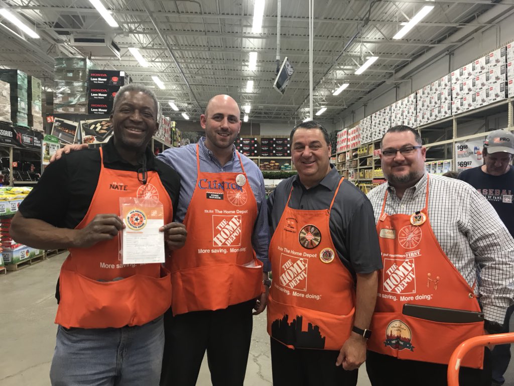 Dianaasds1252's tweet photo. It was a great day at store 1252! The sun ☀️ is shining. &amp; the customer service is top notch 🏆 excellent job to all associates!! https://t.co/H5qROx0Akg