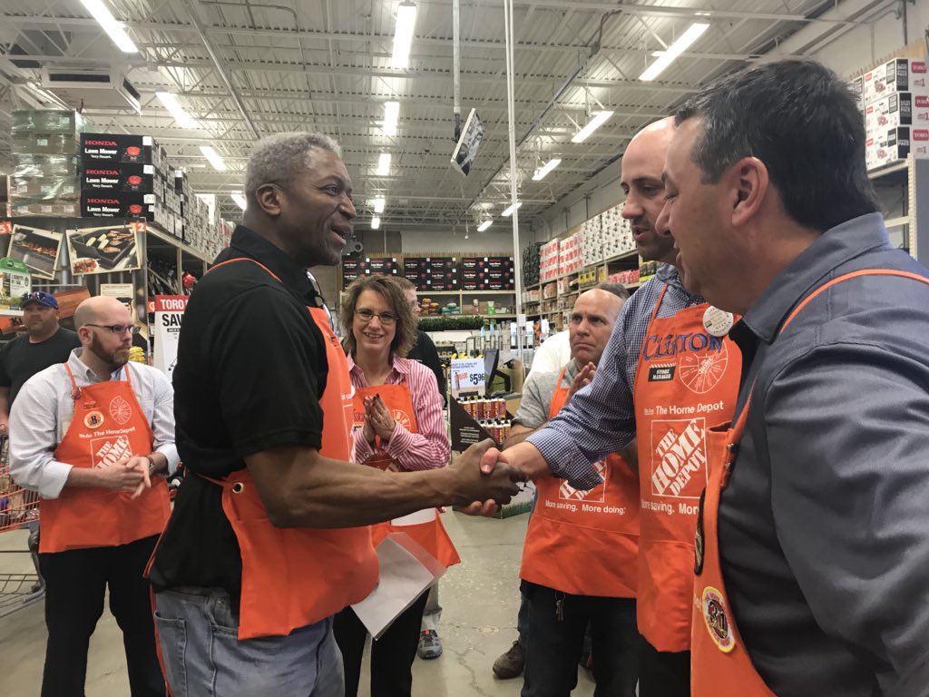 Dianaasds1252's tweet photo. It was a great day at store 1252! The sun ☀️ is shining. &amp; the customer service is top notch 🏆 excellent job to all associates!! https://t.co/H5qROx0Akg