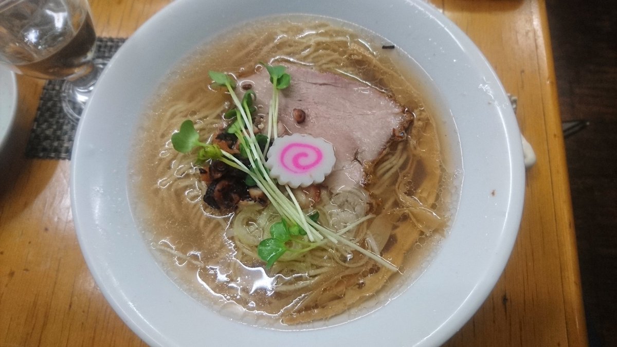 Rin0117Sakura's tweet photo. 酒麺処ふくろう@戸塚
はまぐり×干しタコラーメン(塩)

蛤の旨味に干しタコの独特な香りに旨味がヤバい😍呑兵衛には堪らない旨味が堪らん🤣石臼引きの全粒粉麺の滑らかな食感と香りはスープとの絡みも抜群で旨過ぎる😍
必食の逸杯は酒と一緒に楽しむことをオススメします🙋 https://t.co/32jD0Co7a4