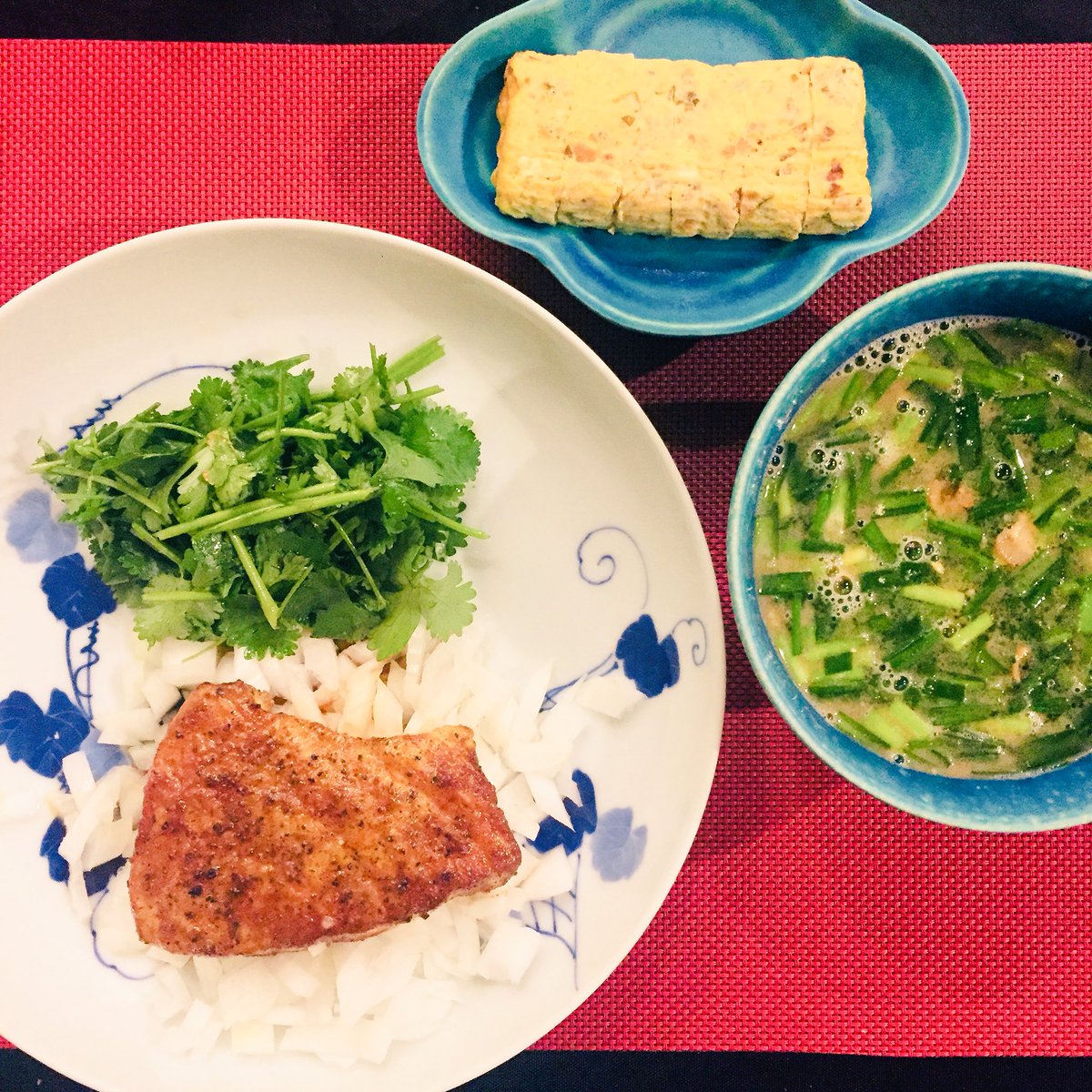 池澤春菜 日本sf作家クラブ会長になりました 香りが良くて柔らかい春ニラとカリカリ豚バラの胡麻味噌汁 カジキのスパイスソテーと新玉ねぎ パクチーのサラダ えのきのお出汁をいただいたので そのままだし巻き卵にしてみました 新玉ねぎ そのまんまで