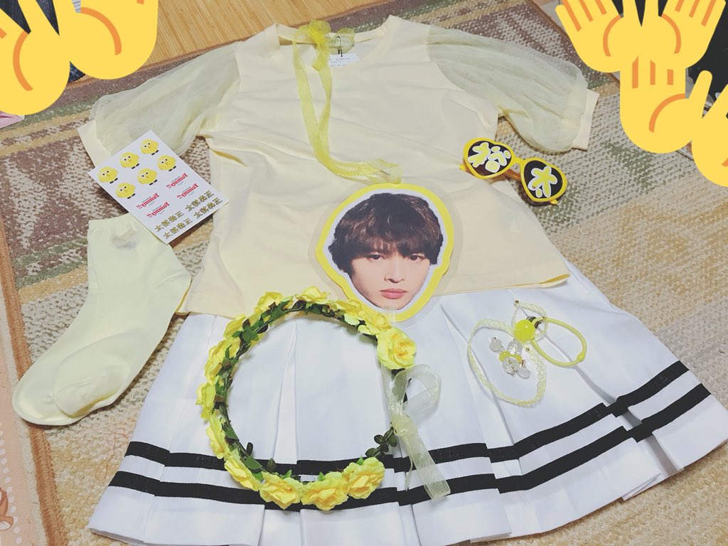 _rinatama317's tweet photo. 今日はあゆかとキスマイの参戦服買いに行ってきた🙌🏻💛

服と靴下とスカート買った！
服と靴下は色違いのお揃いでスカートは色も全部お揃い！
花冠は昨年のやつで後の小物は前から持っとったやつ💭

キスブサの名札もつける予定やけそれは今日材料買ったけ各自で作る🙄

福岡2日目これで出現します😳 https://t.co/xVdcvjkyl0