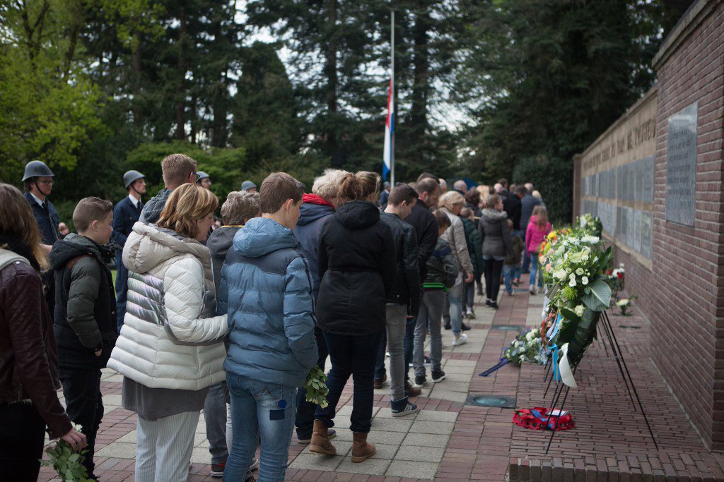 GemeenteEde's tweet image. #Herdenking | Vrijdag 4 mei zijn er diverse herdenkingen. Elke herdenking wordt afgesloten met een #defilé. Uit respect voor alle mensen die gestorven zijn voor onze #vrijheid en #vrede is er gelegenheid bloemen te leggen bij het #monument. Lees meer: bit.ly/2HPNf5K