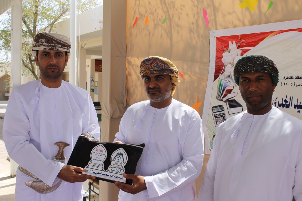 جانب من تكريم المعلمين الذين ساهموا في خدمة الانشطة المدرسية والجانب التعليمي بالمدرسة للعام الحالي.