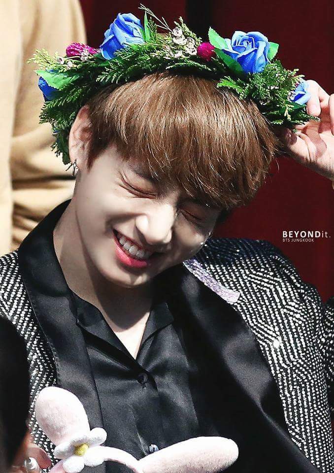AnTran1307's tweet photo. Cười là biến thành bé Thỏ đáng yêu liền 😍😍😍😍😍❤❤❤❤❤❤❤❤❤  #JUNGKOOK
#THOSFansBTS3M
#FavGlobalMusicBTS
@BTS_twt 
#PremiosMTVMiaw #MTVBRKPOPBTS https://t.co/YpFa3p4Mzl