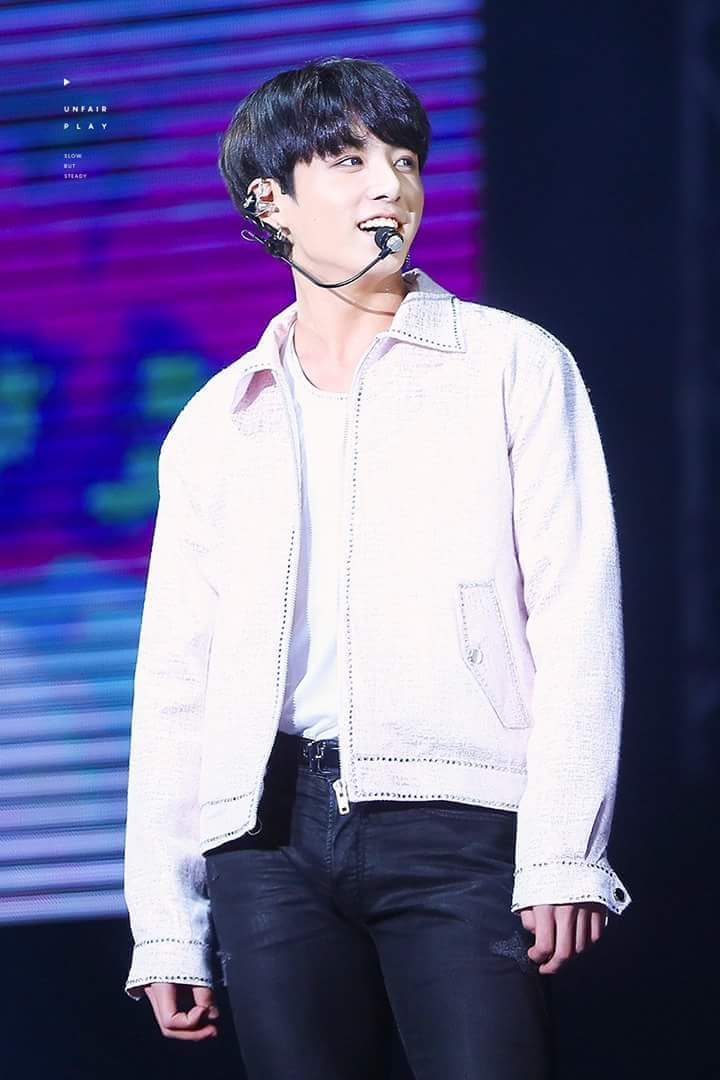 AnTran1307's tweet photo. Yêu quá đi thôi 😍😍😍😍😍❤❤❤❤❤❤❤❤❤  #JUNGKOOK
#THOSFansBTS3M
#FavGlobalMusicBTS
@BTS_twt 
#PremiosMTVMiaw #MTVBRKPOPBTS https://t.co/rkDqkoULHb