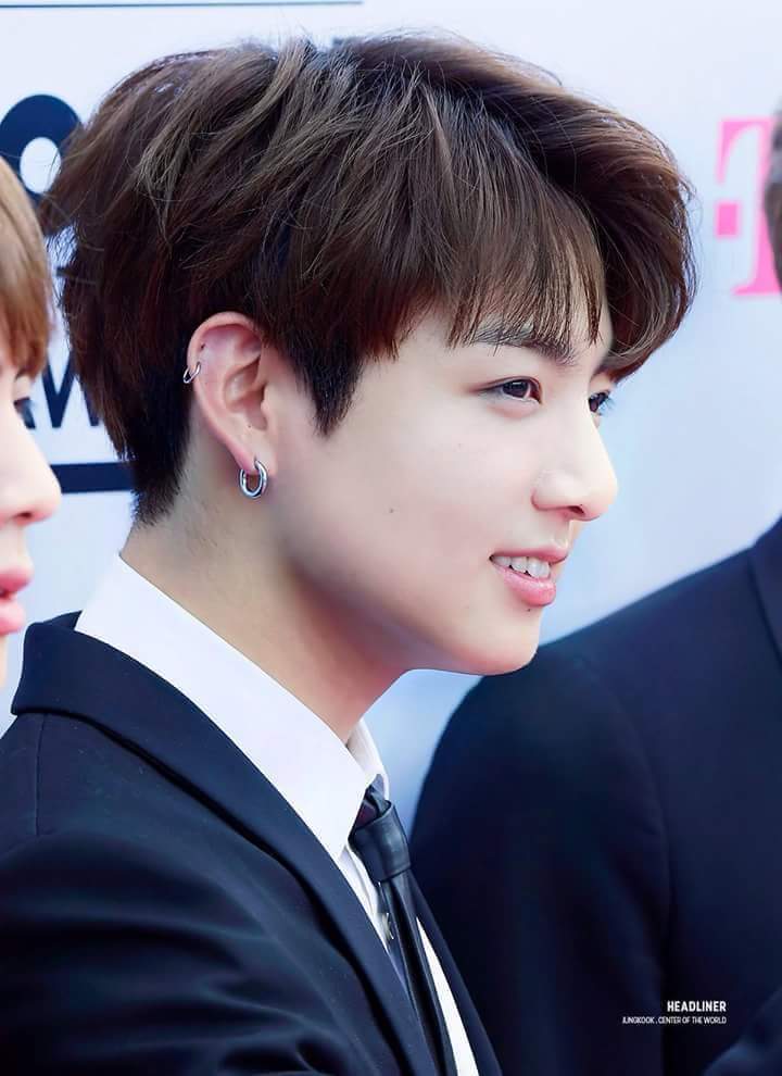 AnTran1307's tweet photo. Yêu quá đi thôi 😍😍😍😍😍❤❤❤❤❤❤❤❤❤  #JUNGKOOK
#THOSFansBTS3M
#FavGlobalMusicBTS
@BTS_twt 
#PremiosMTVMiaw #MTVBRKPOPBTS https://t.co/rkDqkoULHb
