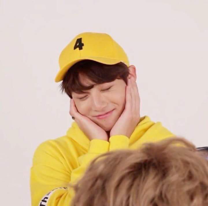 AnTran1307's tweet photo. Yêu quá đi thôi 😍😍😍😍😍❤❤❤❤❤❤❤❤❤  #JUNGKOOK
#THOSFansBTS3M
#FavGlobalMusicBTS
@BTS_twt 
#PremiosMTVMiaw #MTVBRKPOPBTS https://t.co/rkDqkoULHb