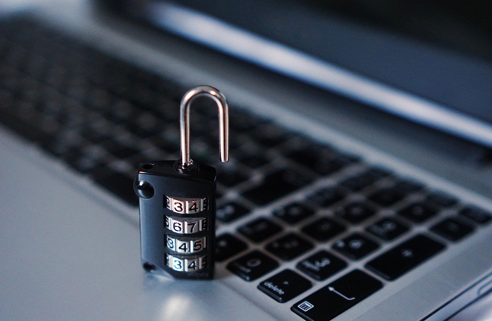martyzanen's tweet photo. Tijdens de KVK Cybersecurityweek vertellen hackers hoe ze jouw bedrijf kunnen binnendringen. Maar je leert ook wat je daar zelf tegen kan doen. Meld je nu aan voor een lokale bijeenkomst en het webinar via https://t.co/aYuUhAwm6Z https://t.co/ZJvY5CXAF0