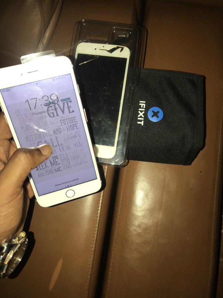 MobileScreenFix's tweet photo. Do you have a cracked Samsung or iPhone screen? No idea how to get it fixed? Or too busy to step to the store? Give us a call now on 09069506666 and we will come fix for you in the comfort of your space. We fix iPhone screens in 15 minutes or less! #MSF #LagosONLY https://t.co/vPwP9CnnxG
