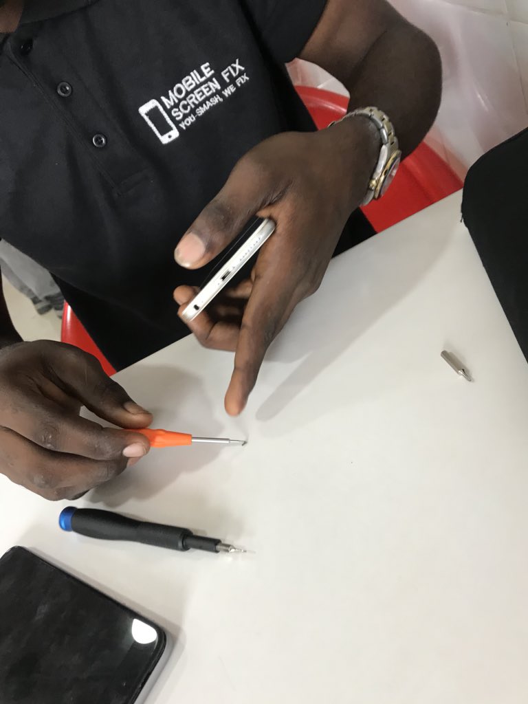 MobileScreenFix's tweet photo. Do you have a cracked Samsung or iPhone screen? No idea how to get it fixed? Or too busy to step to the store? Give us a call now on 09069506666 and we will come fix for you in the comfort of your space. We fix iPhone screens in 15 minutes or less! #MSF #LagosONLY https://t.co/vPwP9CnnxG