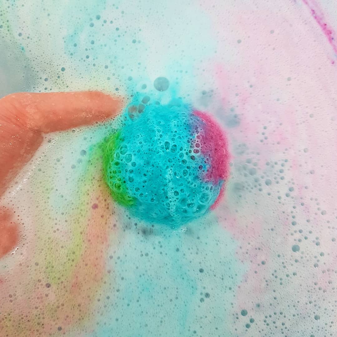 _TheSoapStory's tweet photo. Hop over to our Instagram to see the new limited edition Mermaid bath bomb in action 🎬 Search soapstoryofficial 🌊💙 #mermazing #thesoapstory https://t.co/Vfb4nH16mU