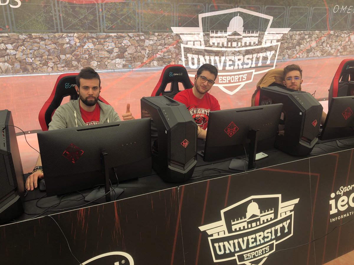 University_ES's tweet photo. 🔴 ¡Seguimos en directo!
🏆 Segunda semifinal de Hearthstone
➡ #FinalesUniversity #ConferenciaTerra
🆚 @Bears_UAM vs @KnightsUrjc
🎙 @viciuslab y @Jac0b0_CHS
📺 https://t.co/R9iZGrIzIy https://t.co/PJIbKWLKlL