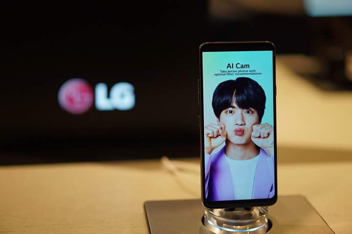 AnTran1307's tweet photo. Khi các anh nhà quảng cáo điện thoại😍😍😍😍😍❤❤❤❤❤❤❤❤❤  đẹp mê ly 
#THOSFansBTS3M
#FavGlobalMusicBTS
@BTS_twt 
#PremiosMTVMiaw #MTVBRKPOPBTS https://t.co/EpjMU2uspQ
