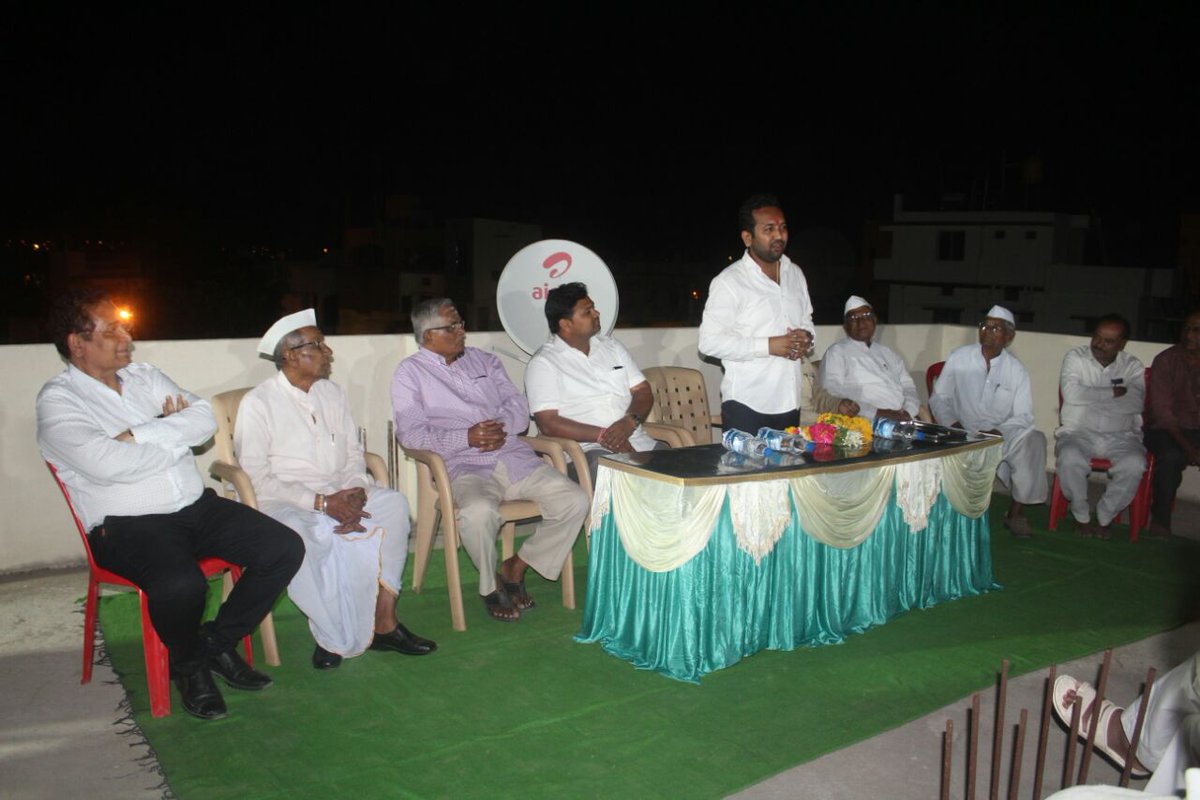 ChanduPatil99's tweet photo. ಕಲಬುರಗಿ ಉತ್ತರ ಮತಕ್ಷೇತ್ರದ ಬಿಜೆಪಿ  ಅಭ್ಯರ್ಥಿಯಾದ ಶ್ರೀ ಚಂದು ಪಾಟೀಲ್ ಅವರು ಶಹಾಬಜಾರ ಜಿ.ಡಿ.ಏ ಬಡಾವಣೆಯಲ್ಲಿ #ಜನಸಂಪರ್ಕ_ಅಭಿಯಾನ ನಡೆಸಿ ಬಡಾವಣೆಯ ಜನರೊಂದಿಗೆ ಸಮಾಲೋಚನೆ ನಡೆಸಿದರು.
ಇದೆ ಸಂಧರ್ಭದಲ್ಲಿ ಚಂದು ಪಾಟೀಲ್ ಅವರನ್ನು ಸನ್ಮಾನಿಸಲಾಯಿತು. @BJP4India @BJP4Karnataka @BSYBJP @narendramodi https://t.co/7NupLxxnnB
