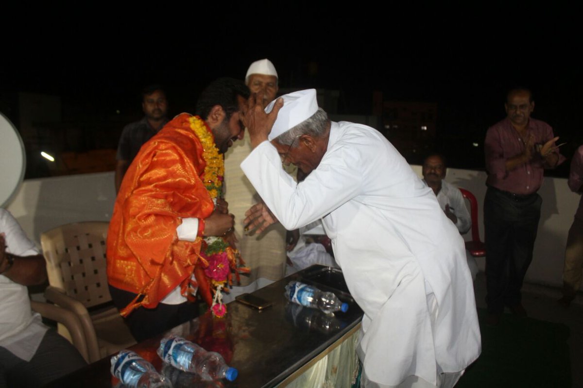 ChanduPatil99's tweet photo. ಕಲಬುರಗಿ ಉತ್ತರ ಮತಕ್ಷೇತ್ರದ ಬಿಜೆಪಿ  ಅಭ್ಯರ್ಥಿಯಾದ ಶ್ರೀ ಚಂದು ಪಾಟೀಲ್ ಅವರು ಶಹಾಬಜಾರ ಜಿ.ಡಿ.ಏ ಬಡಾವಣೆಯಲ್ಲಿ #ಜನಸಂಪರ್ಕ_ಅಭಿಯಾನ ನಡೆಸಿ ಬಡಾವಣೆಯ ಜನರೊಂದಿಗೆ ಸಮಾಲೋಚನೆ ನಡೆಸಿದರು.
ಇದೆ ಸಂಧರ್ಭದಲ್ಲಿ ಚಂದು ಪಾಟೀಲ್ ಅವರನ್ನು ಸನ್ಮಾನಿಸಲಾಯಿತು. @BJP4India @BJP4Karnataka @BSYBJP @narendramodi https://t.co/7NupLxxnnB