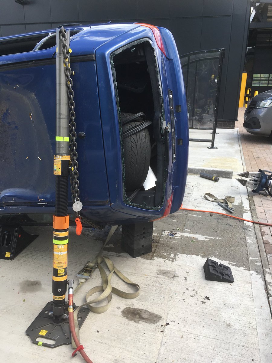 Basingstoke_01's tweet image. Here are some photos of the #ALP &amp;amp; #RTC Training. We lifted a car using #Paratech #teamgame. It’s been ‘Q on the call front! #AlwaysReady