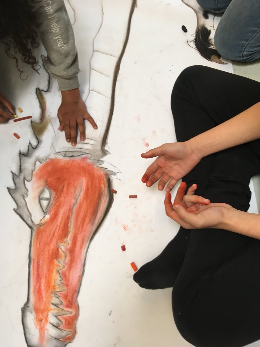 imaginaripopul1's tweet photo. Taller d’aquest mati el #Dracfera -ferotge a l’IES Josep Comas i Solà #imaginaripopular #creant #imaginant #somiant #realitzant #caixaeines #PladeBarris https://t.co/w960JMVMUe