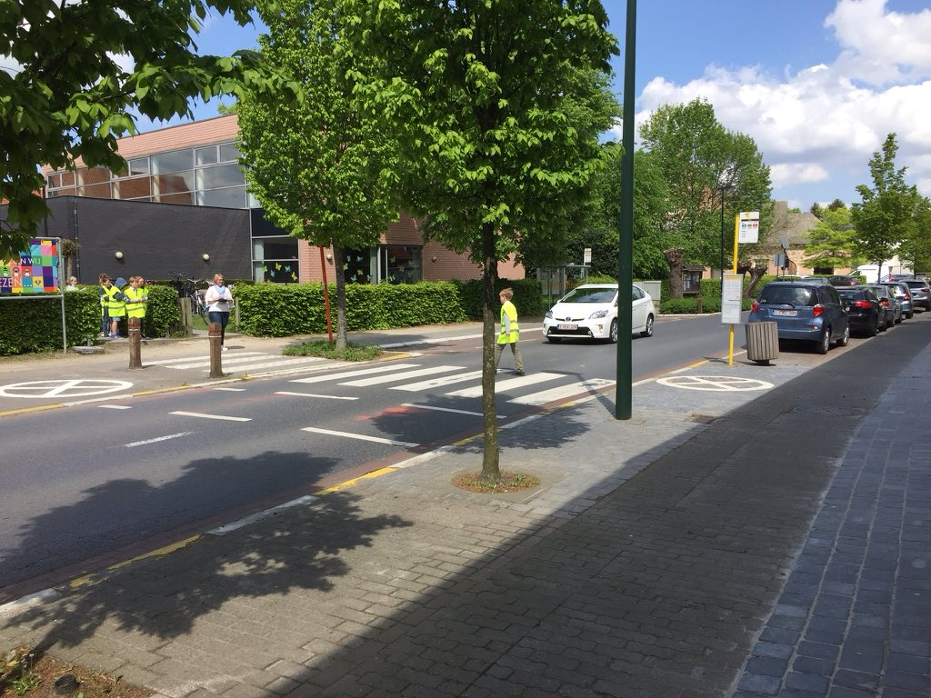 Voetgangersexamen, in samenwerking met de politie, voor de leerlingen van het 4de leerjaar van Sancta Maria. Iedereen, ongetwijfeld, geslaagd. Proficiat!