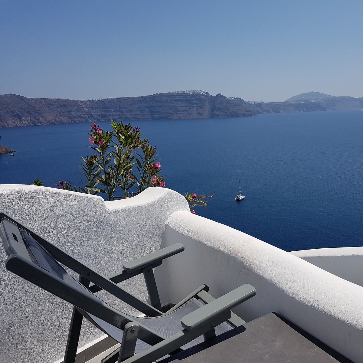 CuratedGreece's tweet photo. #sitbackandrelax #santorini #scenes -with #CuratedGreece https://t.co/FZMCZ4I1Cm