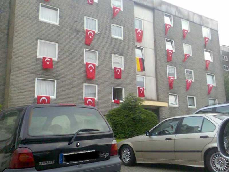 OnlineMagazin's tweet photo. 🆘‼😯🔥 OUCH! The difference between a residential house in #Germany and a residential building in #Poland. https://t.co/OwNGA6W21B