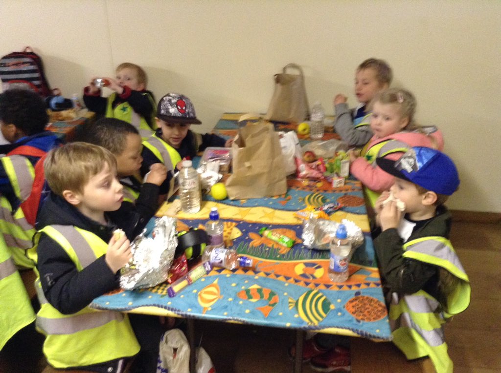 springwoodfs's tweet image. Washing our hands and then it&apos;s time for lunch! #swhdaysout