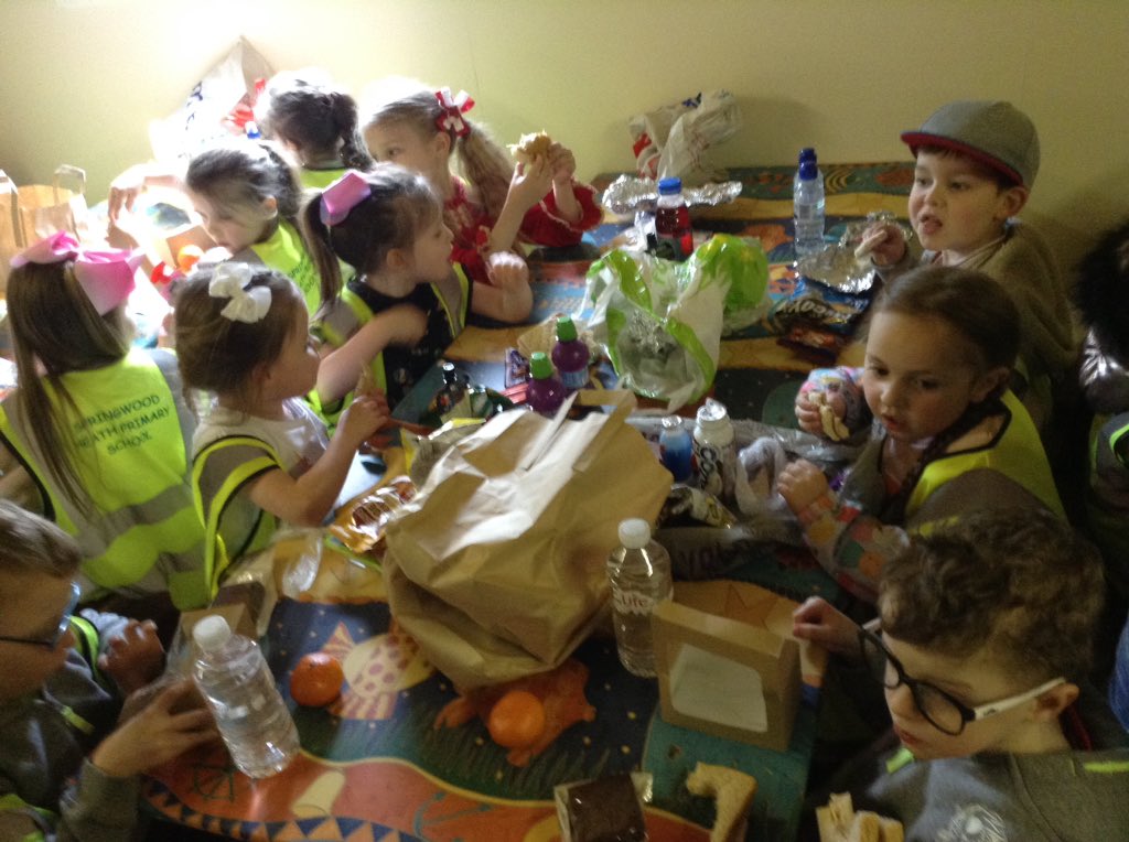 springwoodfs's tweet image. Washing our hands and then it&apos;s time for lunch! #swhdaysout