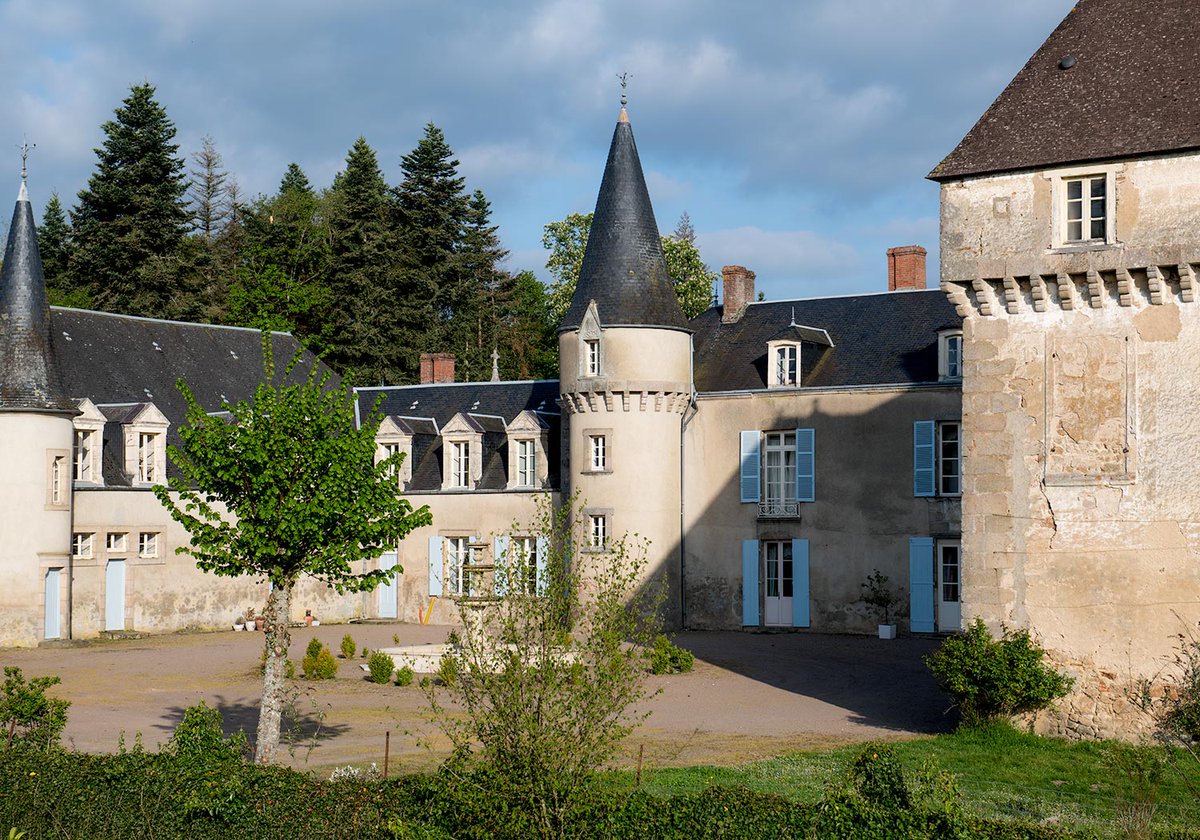 Michael Potts Chateau De Lalande In Beautiful Spring Sunshine Chateau Lalande Escapetothechateaudiy Chateaudelalande Find Out More Here T Co 8ovolf0x8p T Co Ujpb29whj2