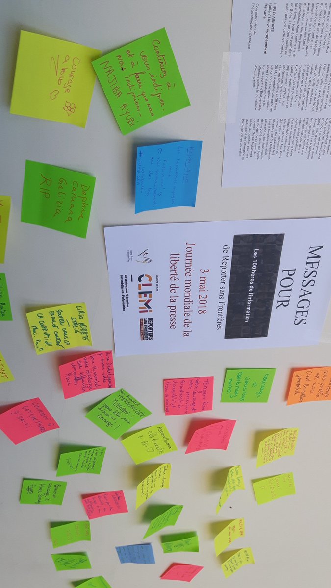 ClemiParis's tweet photo. Les élèves des #ClasseMediasNumerique, des collèges Marie Curie et Sonia Delaunay et les lycées J. Decours, S. Germain et G. Eiffel, rédigent des messages de soutien aux héros de la liberté de la presse de @RSF_fr @ONU_fr #PressFreedomDay #PostitWall https://t.co/wcPGNFA6a3