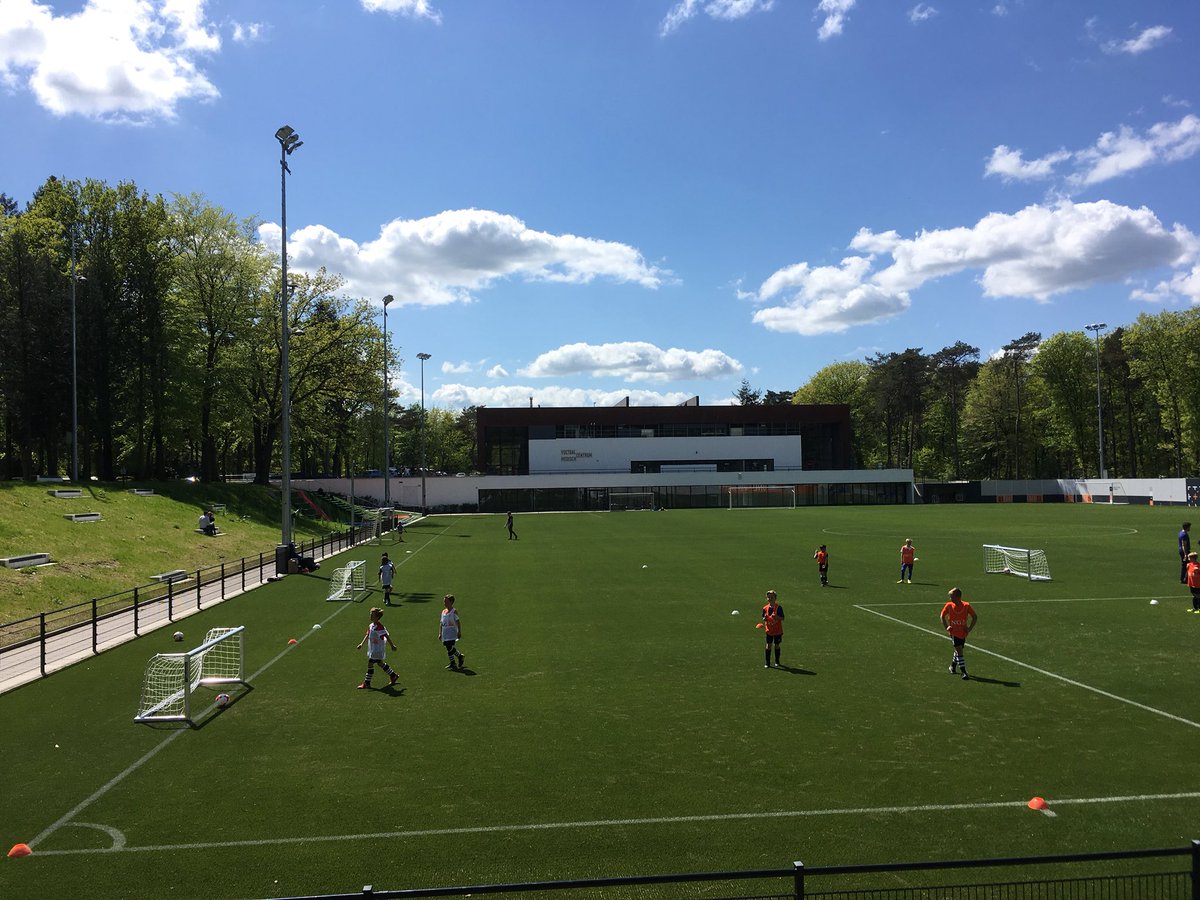 pascal_ros's tweet photo. @vvmaarssen JO10 selectie te gast bij @KNVB voor opnames #RinusApp @ingnl #knvb #zeist https://t.co/56SYxuDP3R