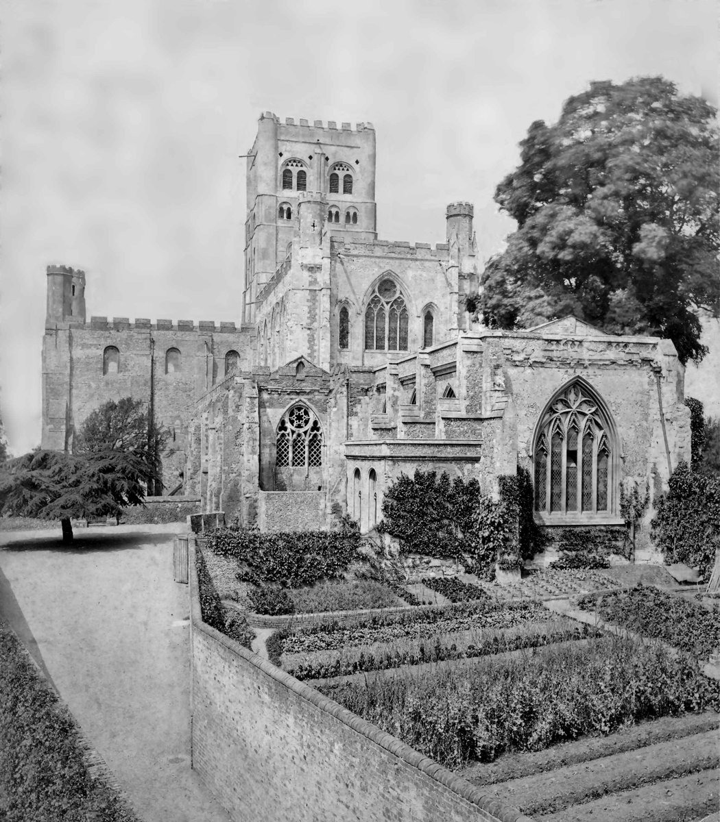 A #NationalGardeningWeek themed #ThrowbackThursday to when there was a vegetable garden at the East End of the Cathedral, c. 1860s.
📸 (c) St Albans Cathedral Archives