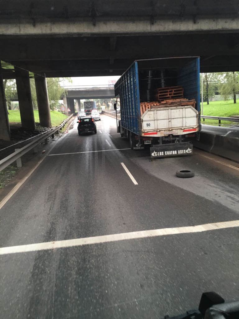 Matias_Mac1's tweet photo. Atenti!!. camion detenido y congestion en Autopista!
Donde Termina Buen Ayre @caminobuenayre justo debajo de la pana @lapanaweb | @AlertasTransito @solotransito https://t.co/btpSgiBmYd