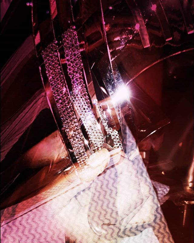 mo_crystals's tweet photo. In Motion @lucetteaugust .
📸@sulemansteelesa .

#custom #crystals #tbt #trophies #womanempowerment #businesswoman #blackexcellence #blackgirlmagic #crystals #swarovski #art #patience #client #trophy #thursday #zone #motion #photography #photo #instal… https://t.co/qTCdQ9tpGm https://t.co/lPvMOtzwWw