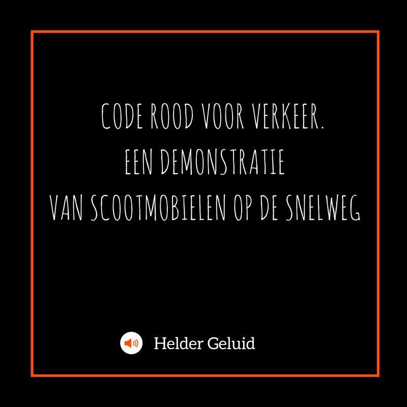 Code rood voor verkeer. Een demonstratie van scootmobielen op de snelweg.