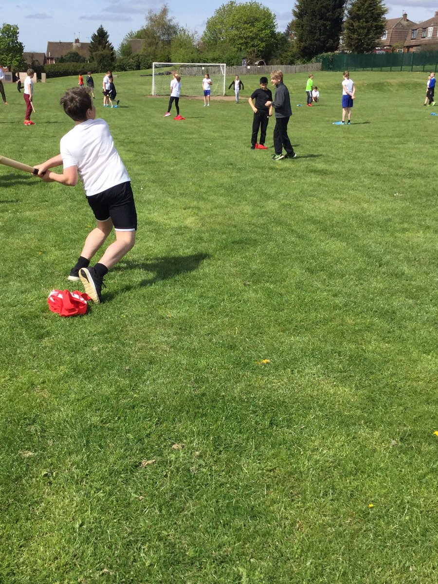 Y6WillowClass's tweet photo. Practising our fielding skills #sun #PE #rounders #fielding https://t.co/CaeNZ5uldV