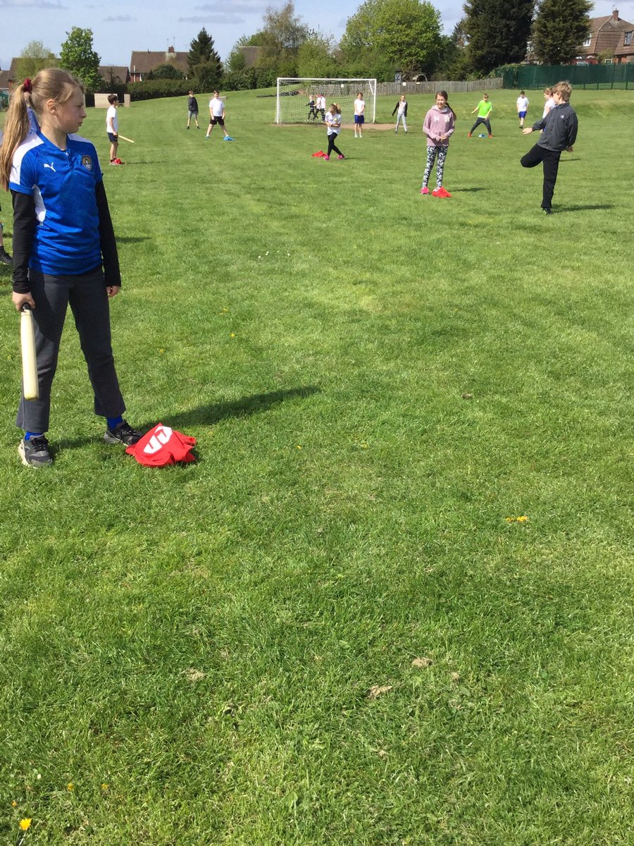 Y6WillowClass's tweet photo. Practising our fielding skills #sun #PE #rounders #fielding https://t.co/CaeNZ5uldV