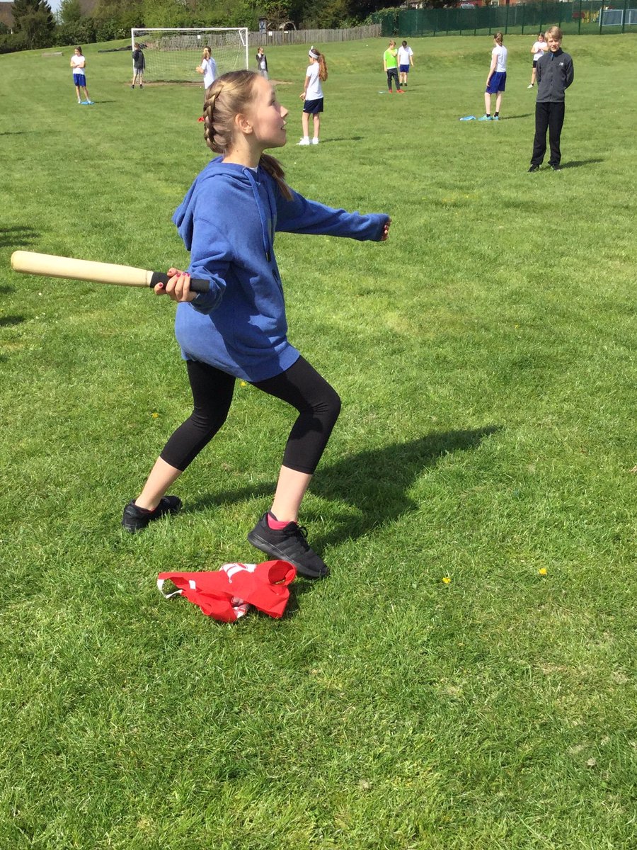 Y6WillowClass's tweet photo. Practising our fielding skills #sun #PE #rounders #fielding https://t.co/CaeNZ5uldV