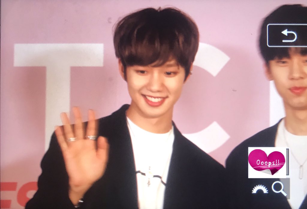 Ooops1995's tweet image. 180503 싱가폴 프레스 영민아 참 오랜만이야💕내일 공연도 힘내🙆🏻🙆🏻
#임영민 #LIMYOUNGMIN #MXM @bnmboysofficial