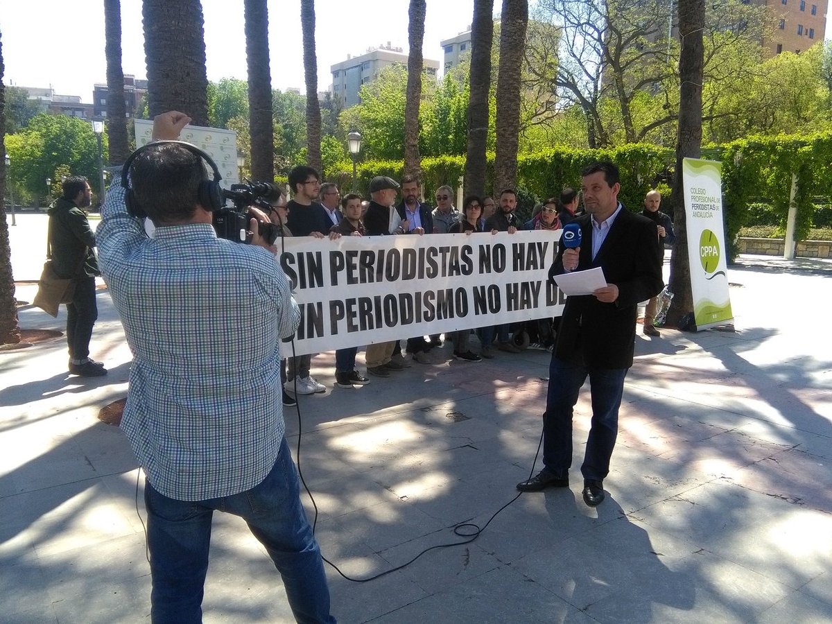 prensajaen's tweet photo. CONCENTRACIÓN | Día Mundial de la #LibertadDePrensa Los #periodistas de #Jaén se han unido en un acto para proclamar un #periodismo digno y justo con sus trabajadores https://t.co/4XvNcycHVl @fape_fape @PeriodistasAND https://t.co/52LnRGkGPc
