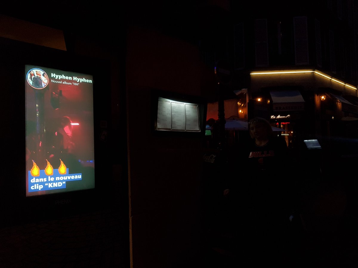 Fischetti_D's tweet photo. Notre journaliste @RomieuxDavid s'est infiltré sur le tournage du nouveau clip de @HYPHENHYPHEN #KND pour filmer des #Stories 🔥🔥🔥 diffusées en exclu sur le réseau #DOOH @PhenixDigitalFR 👊🏻 Big up @lamicoucou @JefNormandin #PhenixStories #OriginalPrograms https://t.co/YnkQuBUQLI