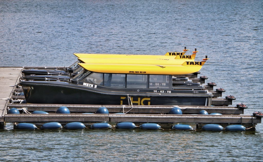 Klaar voor vertrek. #watertaxi #rotterdam #KopvanZuid #water #vervoer #loverotterdam #canon760D #canonnederland #rijnhaven